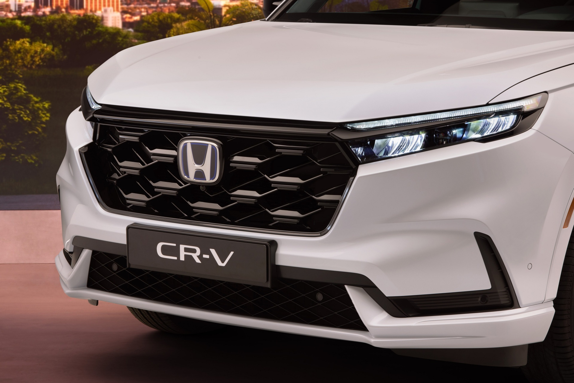 Vista frontal del Honda CR-V destacando su robusta parrilla y diseño de faros.