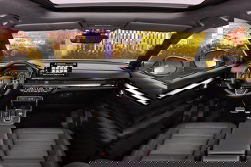 Vista del área de conductor y pasajero en el Honda CR-V, destacando su amplitud y ergonomía.