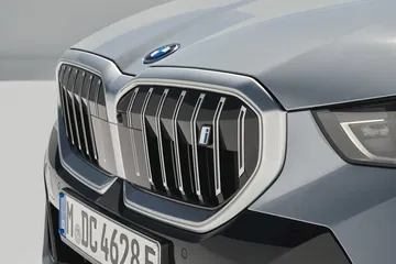 Close-up del frontal, destacando la parrilla distintiva de BMW.
