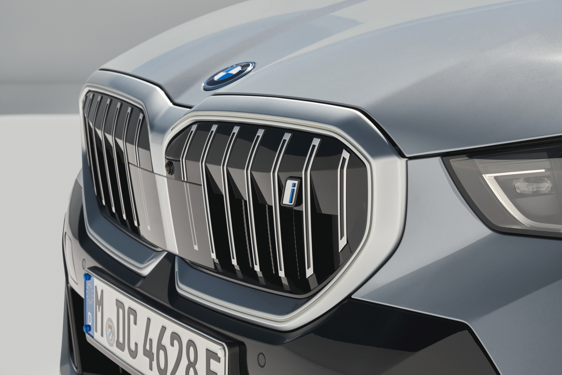 Close-up del frontal, destacando la parrilla distintiva de BMW.