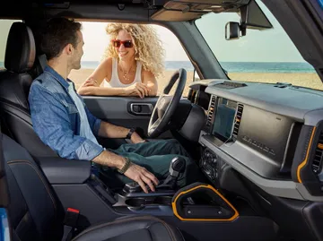 Vista del habitáculo del conductor con diseño robusto y moderno.