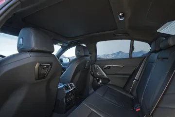 Vista lateral del espacio interior y asientos de un BMW Serie 5.