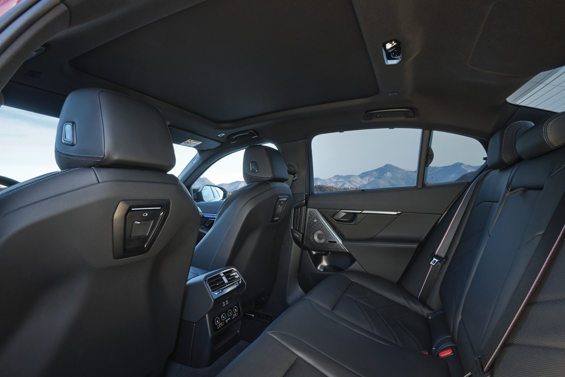 Vista lateral del espacio interior y asientos de un BMW Serie 5.