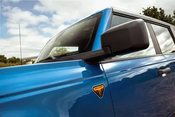 Vista lateral mostrando el diseño icónico del techo del Bronco.