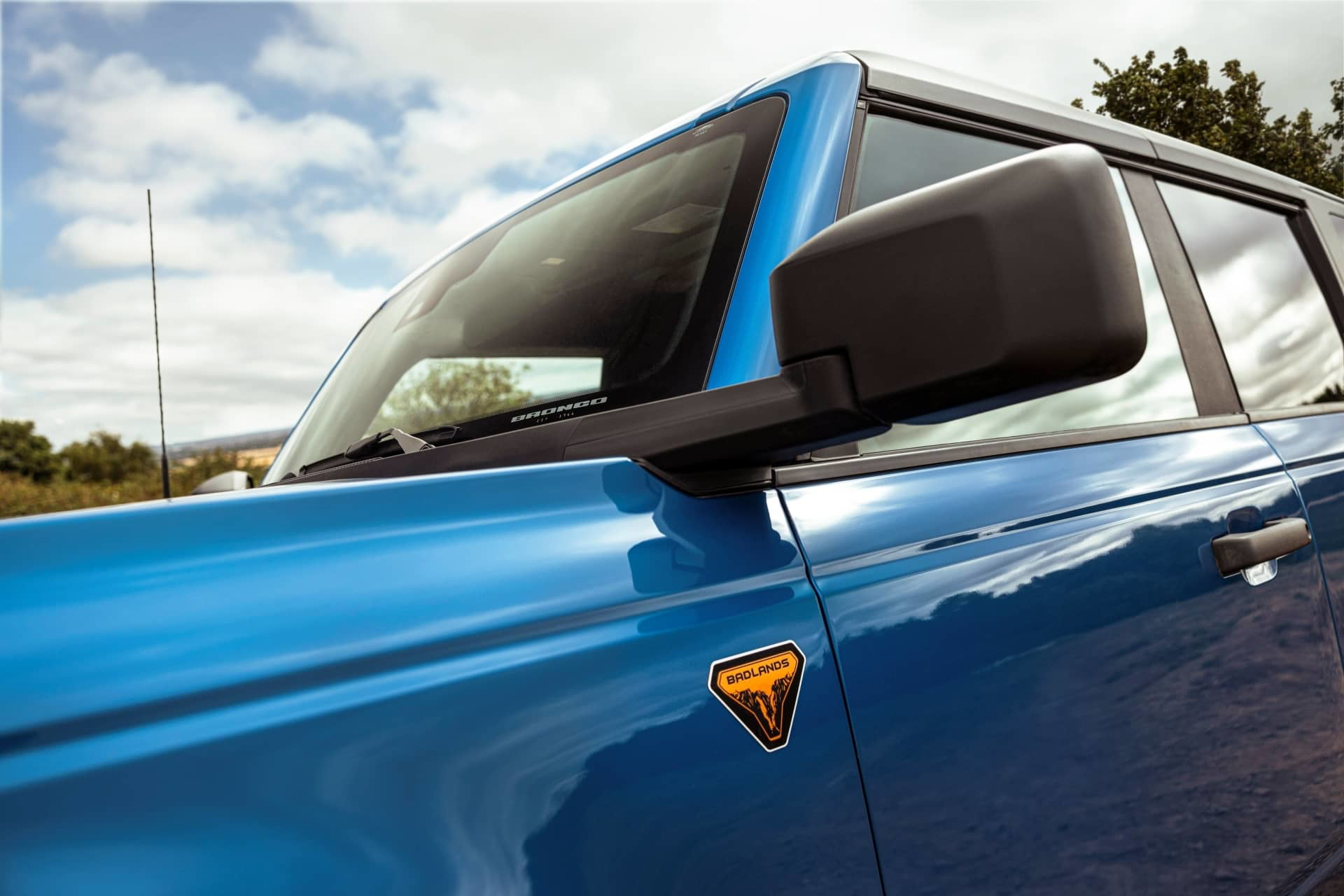 Vista lateral mostrando el diseño icónico del techo del Bronco.