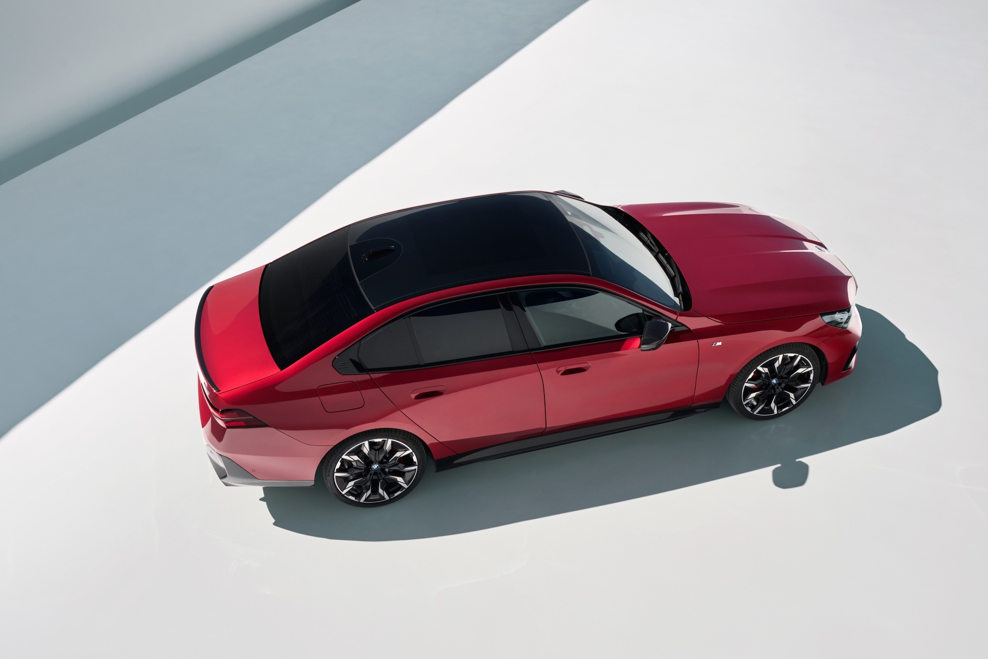 Techo solar y diseño lateral del BMW Serie 5 en rojo.