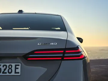 Elegante vista trasera del BMW Serie 5 con su distintiva línea de luces LED.