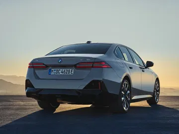 Silueta elegante y deportiva de la trasera y lateral del BMW Serie 5.