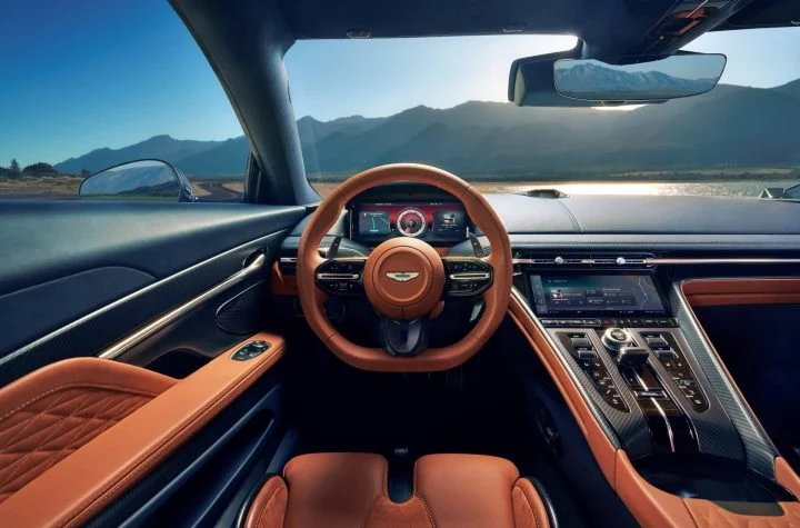 Vista del volante y detalles interiores de cuero del Aston Martin DB12.