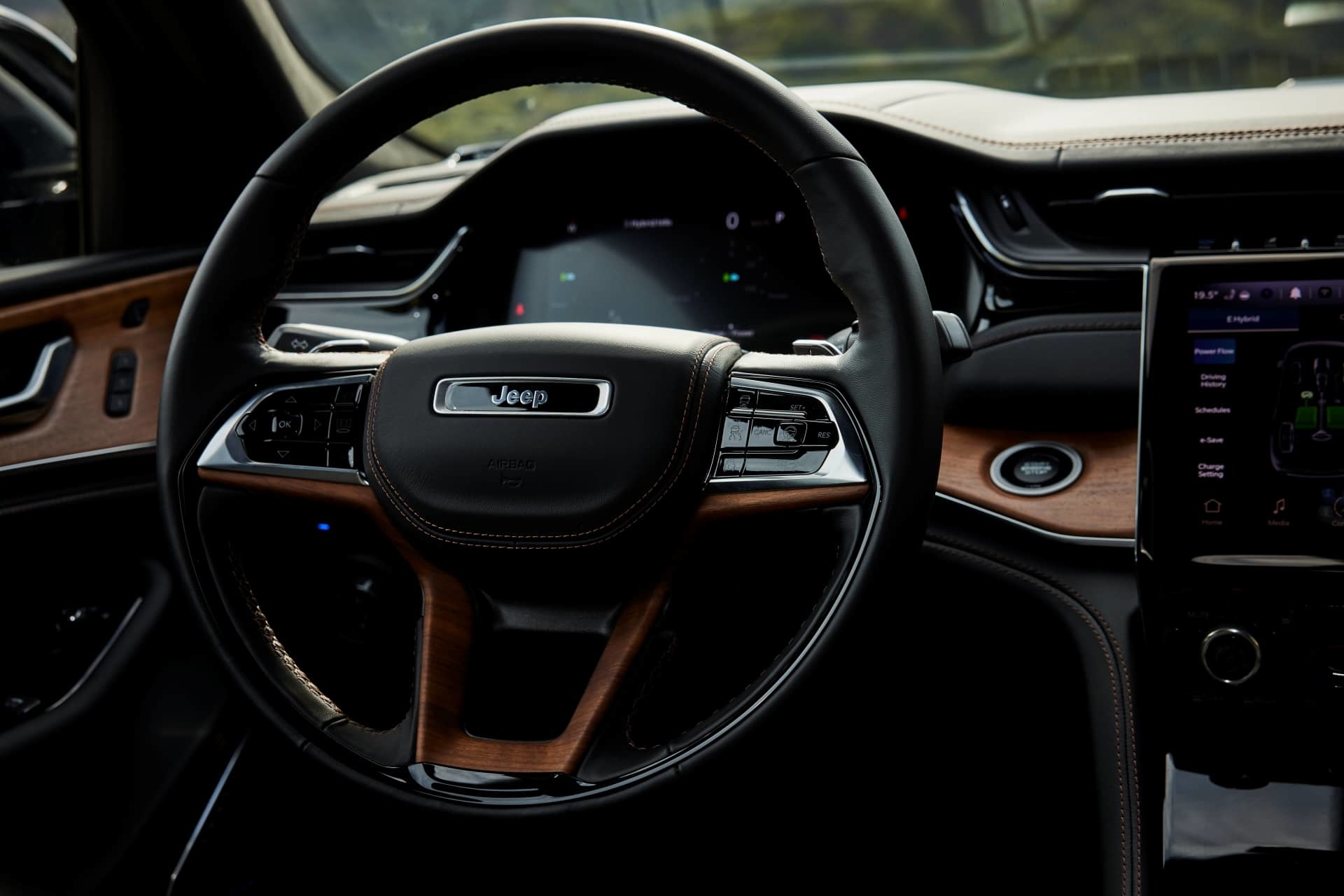 Volante e instrumentación con acabados premium del Grand Cherokee.