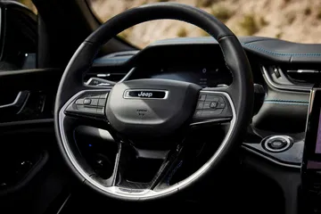 Vista detallada del volante y consola central del Jeep Grand Cherokee.