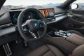 Volante multifunción y pantalla central del BMW Serie 5 evidencian tecnología y confort.