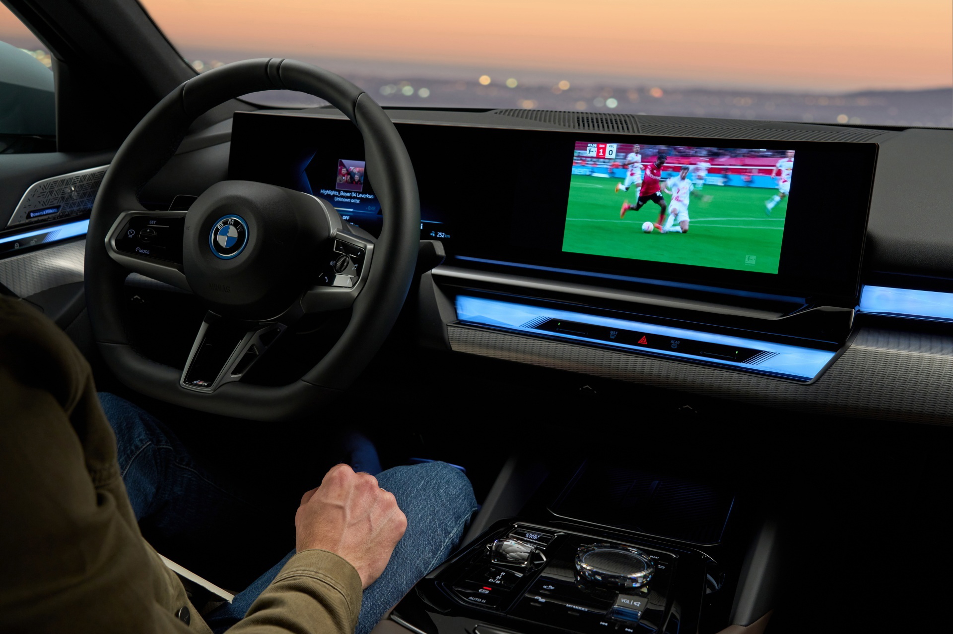 Vista del volante y pantalla central en el habitáculo del BMW Serie 5.
