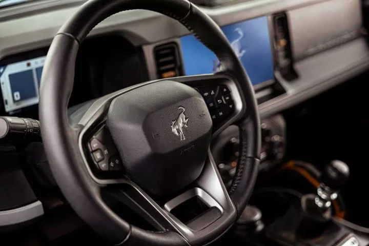 Vista del volante y pantalla digital del Ford Bronco, tecnología al servicio del conductor.