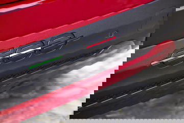 Vista cercana de la insignia Fiat 600 en la carrocería.