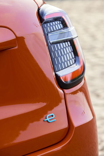 Vista del detalle de la ventilación trasera clásica del Fiat 600.