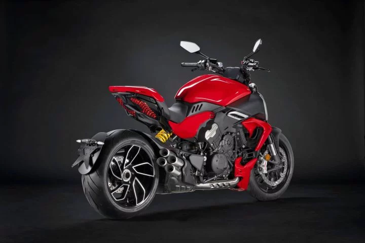 Ducati Diavel V4 2023 09