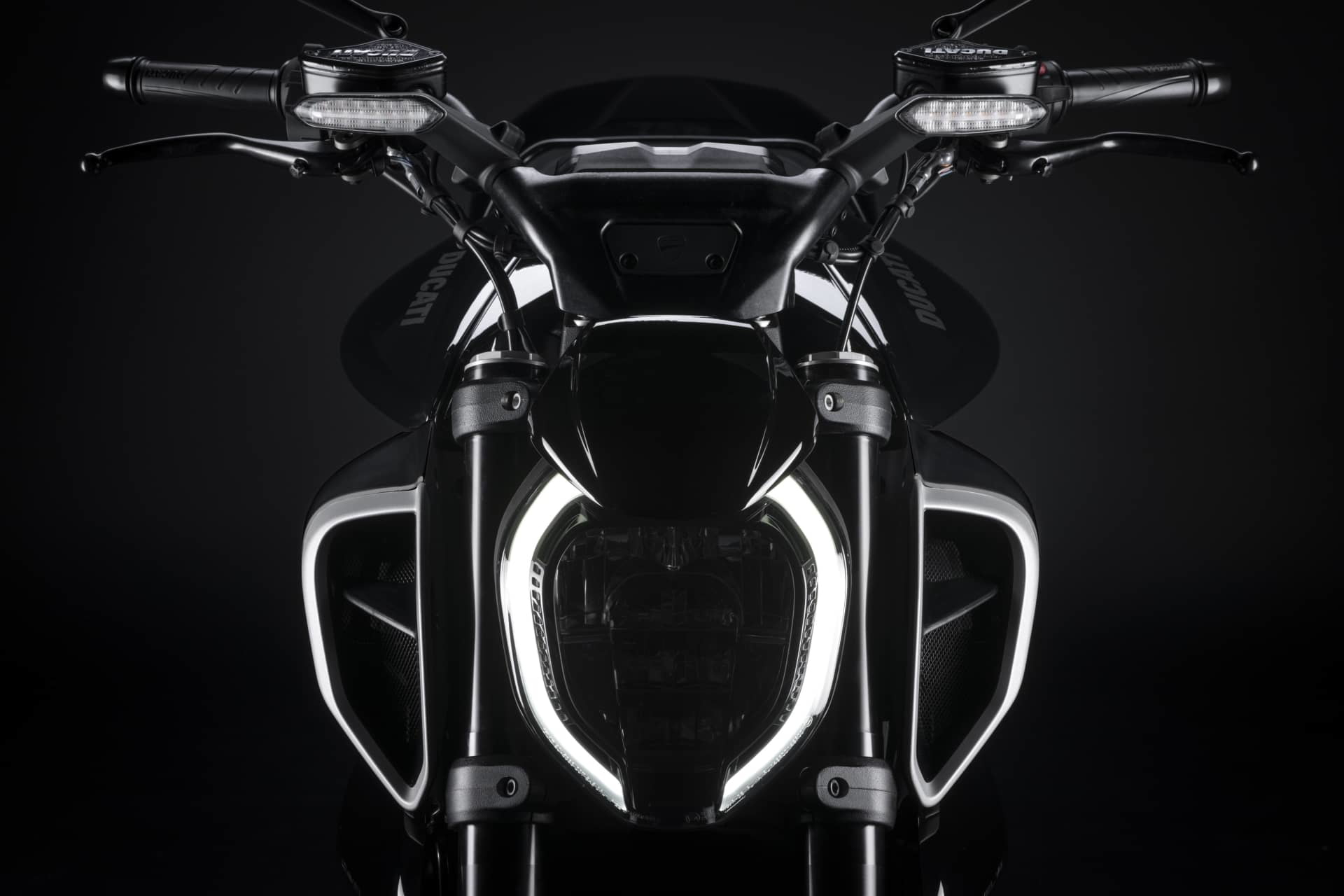 Ducati Diavel V4 2023 13