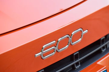 Vista cercana del emblema distintivo del Fiat 600.