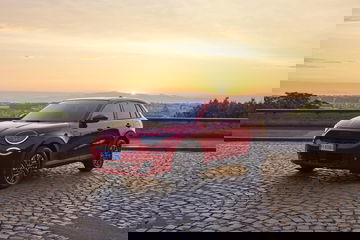 Perfil icónico del Fiat 600 mostrado en un atardecer sereno.