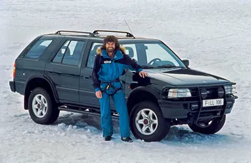 Opel Markenbotschafter Reinhold Messner Schätzt Den Opel Frontera (1995)