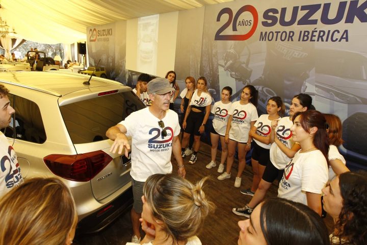 Suzuki: récord de personas dentro de un coche