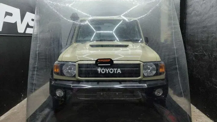 Toyota Land Cruiser 70 Aniversario Burbuja 04