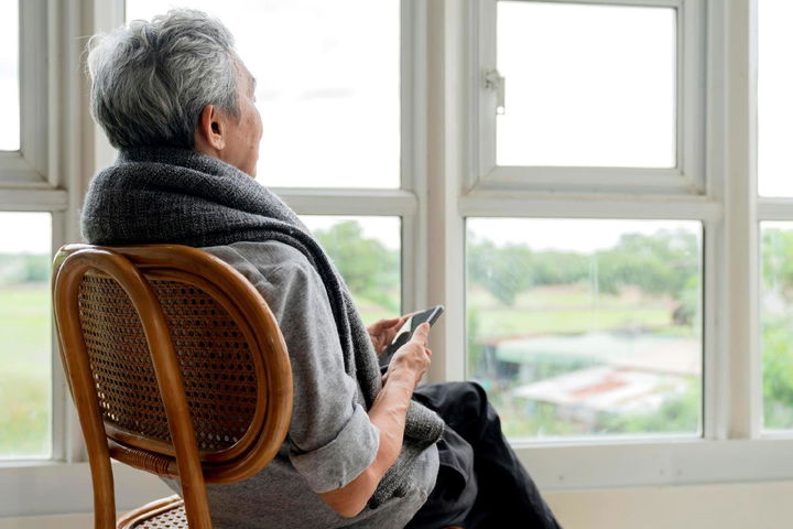 anciano-solitario-que-disfruta-mirando-ventana-vista-su-casa-su-ventana-vista-lateral-anciano-que-tiene-enfermedad-cronica-alzheimer-sentado-sala-estar