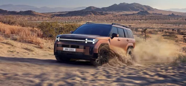 Hyundai Santa Fe mostrando su capacidad todoterreno en el desierto.