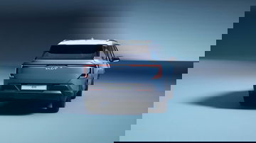 Vista frontal del Kia EV5 destacando su diseño innovador y faros LED.