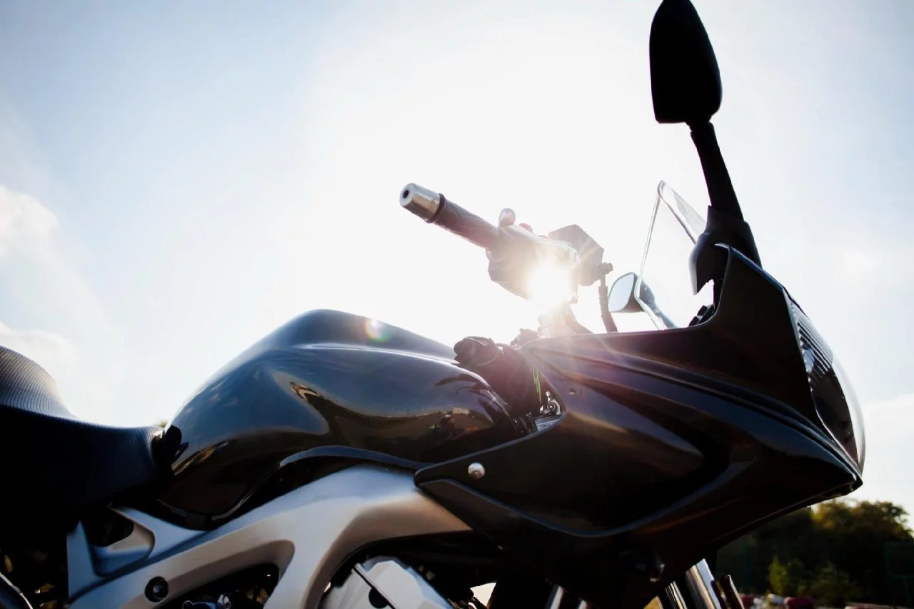 moto-frente-al-sol-64db9d87916b1-1280x853.webp