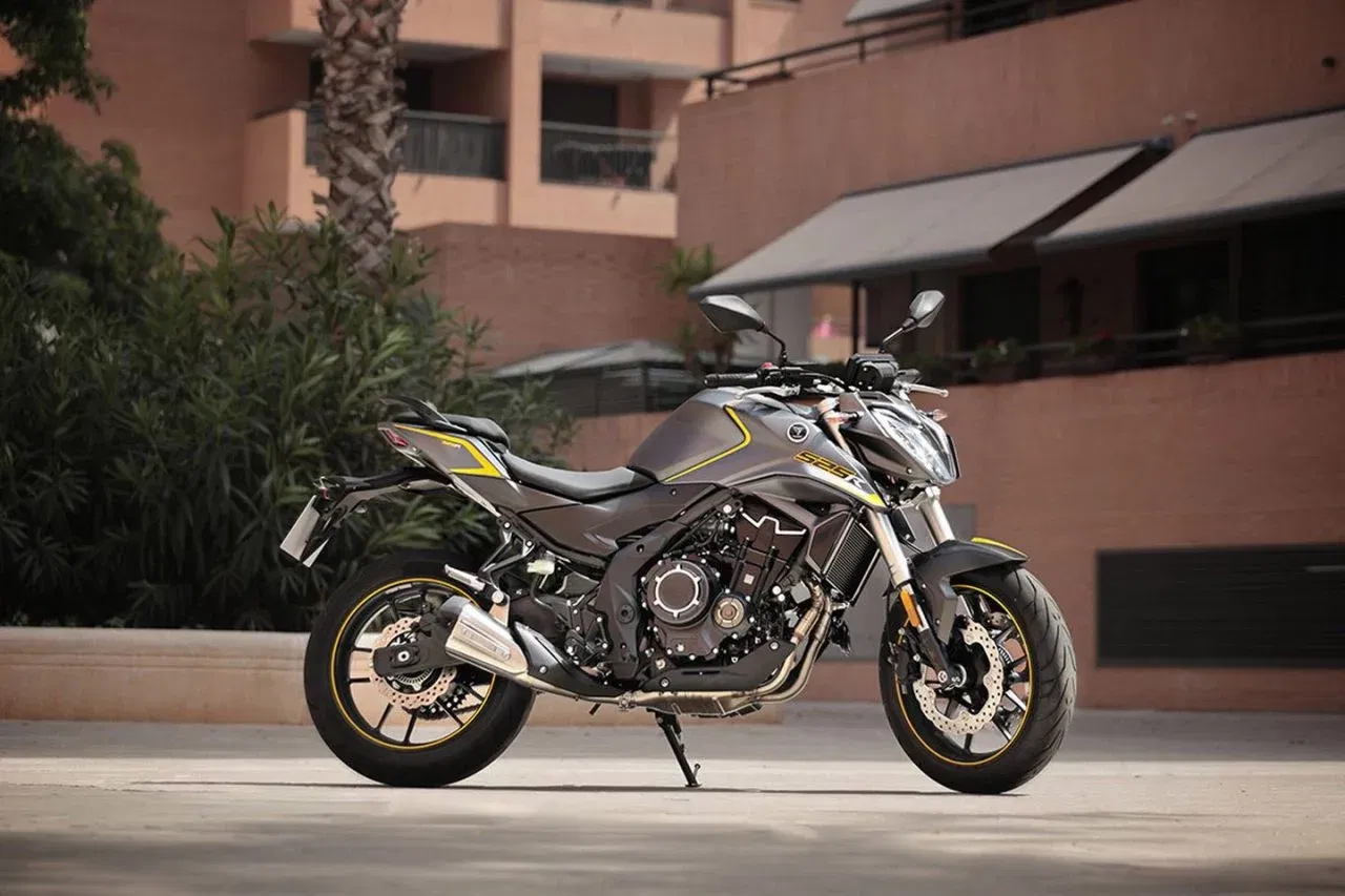 <h3>Por 5.287 euros y con 5 años de garantía, una moto escuela ideal para el carnet A2</h3><br /> 2 Fotos de la Voge 525R