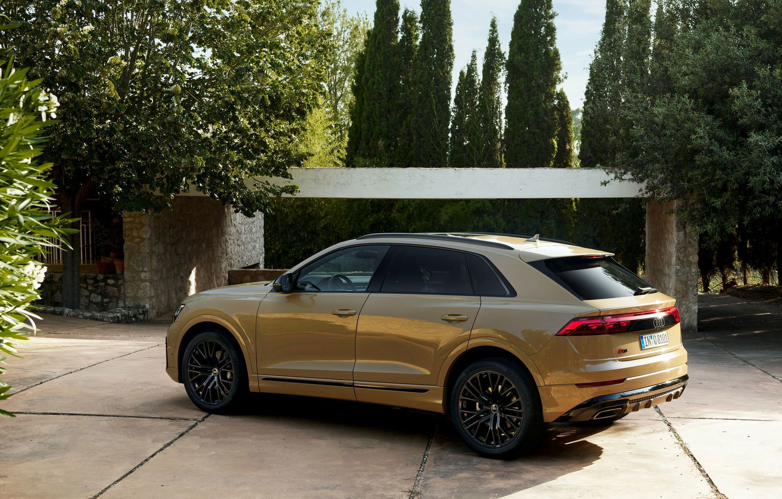 Static photo, Colour: Sakhir gold metallic