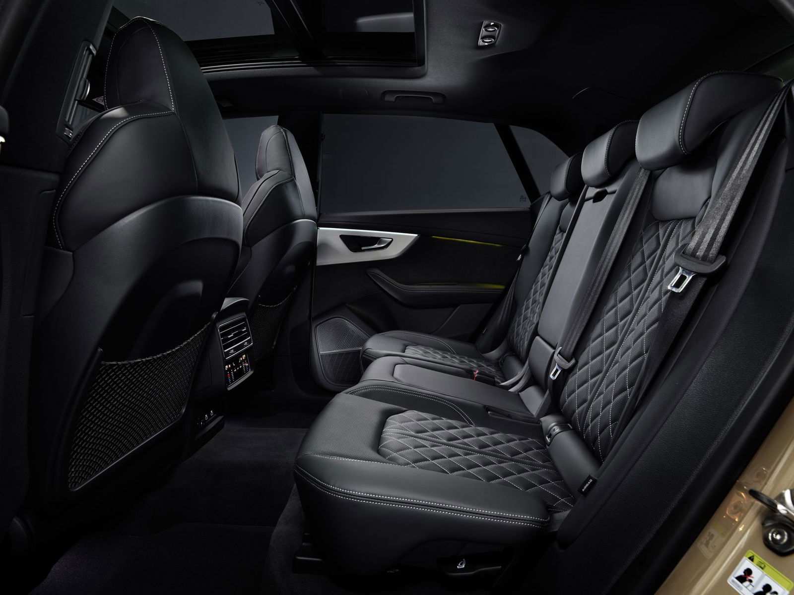 Interior, Colour: Sakhir gold metallic