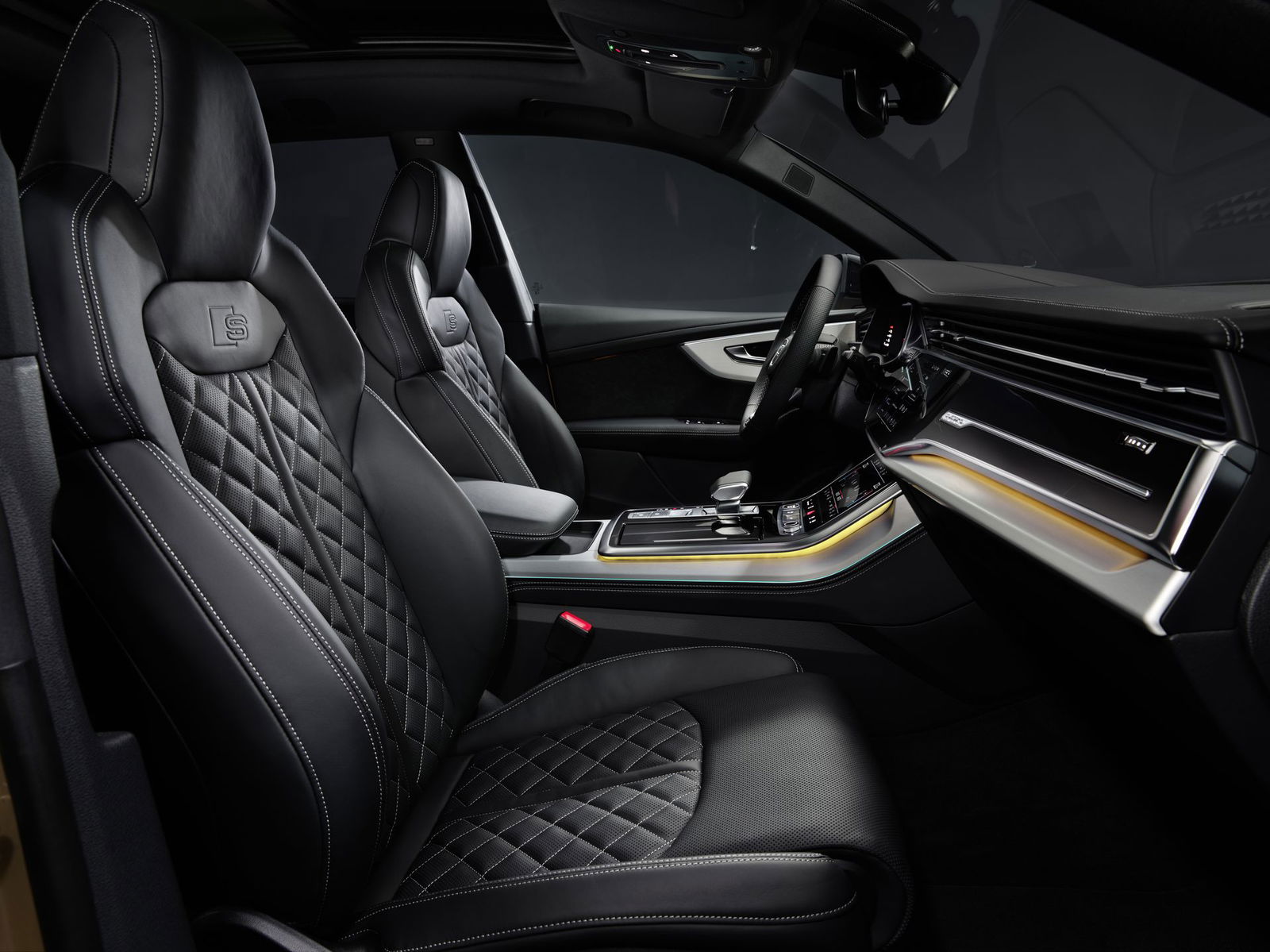 Interior, Colour: Sakhir gold metallic