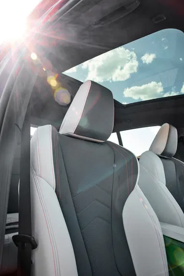 Vista detallada de los lujosos asientos de cuero del BMW X2.