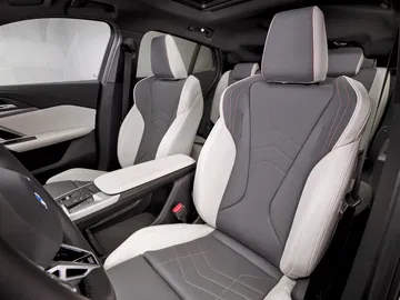 Vista de los asientos de cuero con diseño ergonómico en BMW X2.