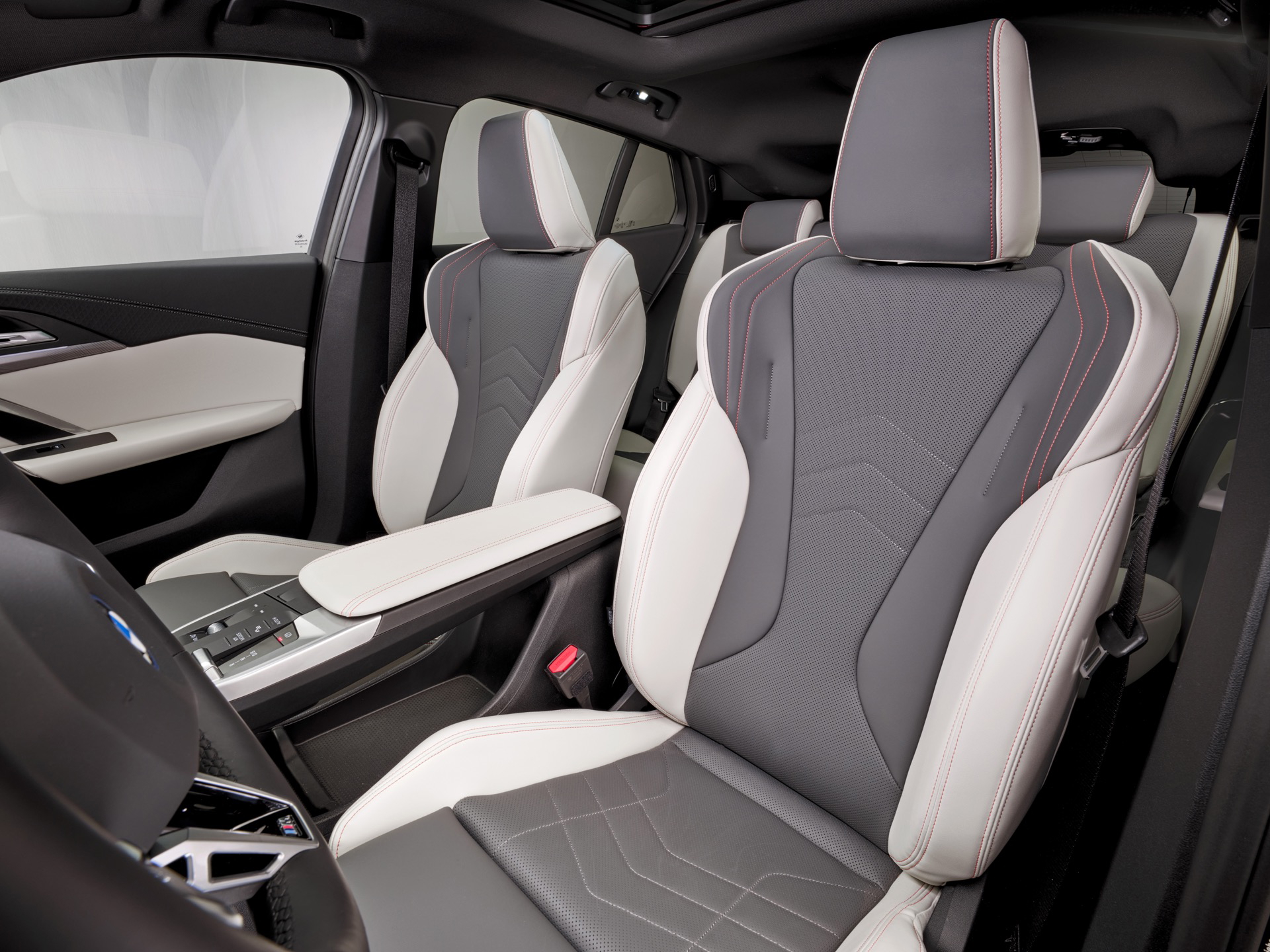 Vista de los asientos de cuero con diseño ergonómico en BMW X2.