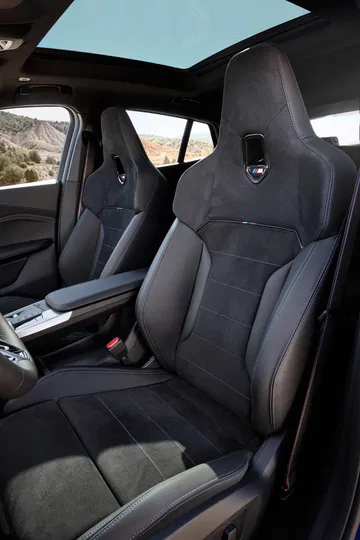 Vista de los asientos deportivos del BMW X2 con tapicería de alta calidad.