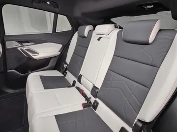 Vista de los asientos traseros del BMW X2, amplios y confortables.