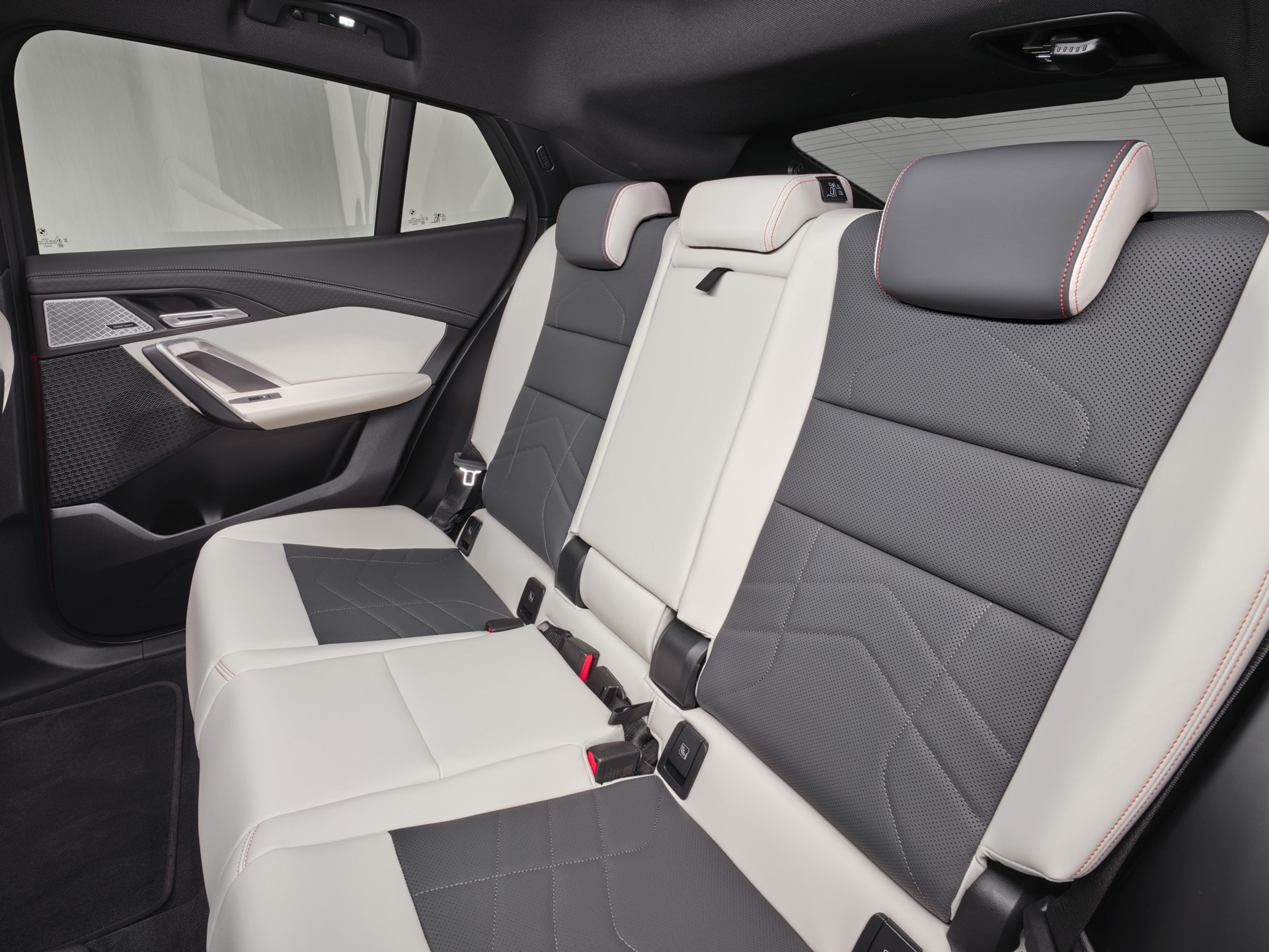 Vista de los asientos traseros del BMW X2, amplios y confortables.