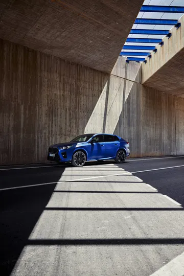 BMW X2 en azul destacando su perfil lateral deportivo