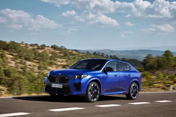 Vista lateral del BMW X2 que destaca su diseño aerodinámico y silueta deportiva.