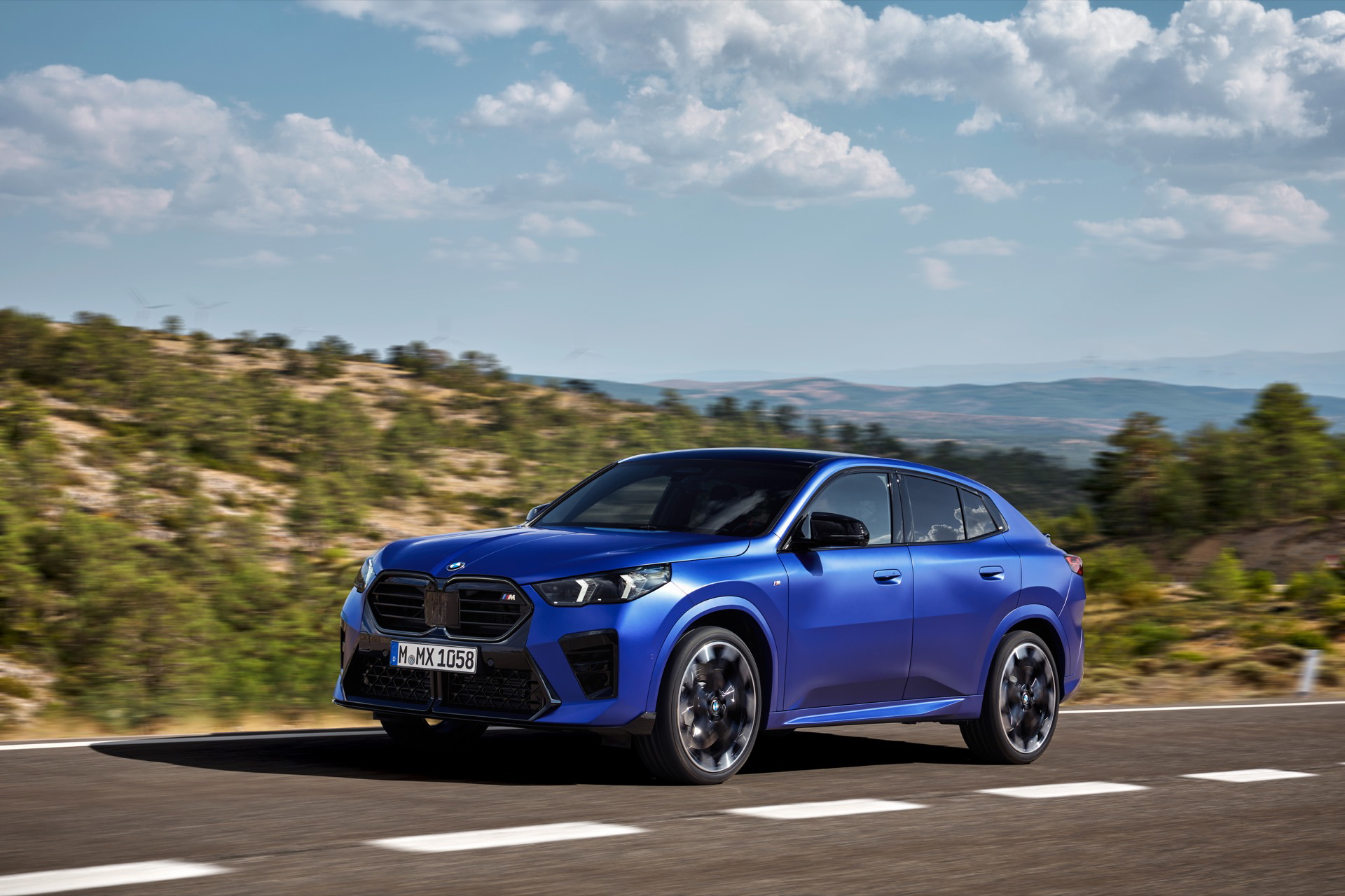 Vista lateral del BMW X2 que destaca su diseño aerodinámico y silueta deportiva.
