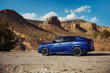 Vista lateral BMW X2 en tonalidad azul resalta su perfil deportivo.