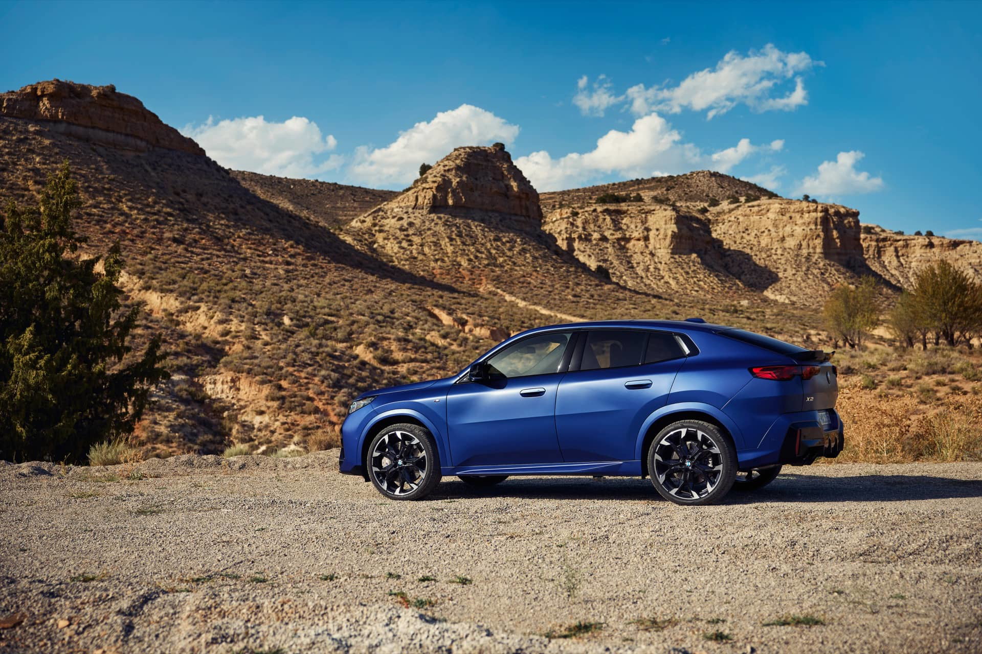 Vista lateral BMW X2 en tonalidad azul resalta su perfil deportivo.