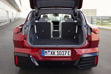 Vista trasera del BMW X2 mostrando su amplio maletero listo para equipaje.