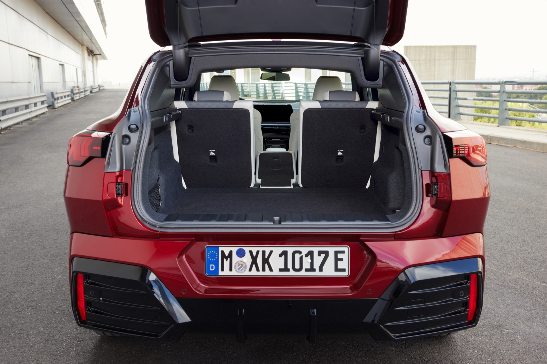 Vista trasera del BMW X2 mostrando su amplio maletero listo para equipaje.