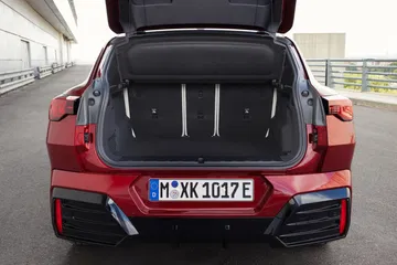 Vista del maletero BMW X2 abierto, destacando su amplitud y funcionalidad