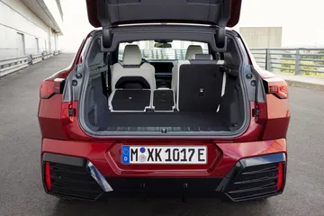 Amplio maletero del BMW X2, muestra versatilidad y espacio de carga.
